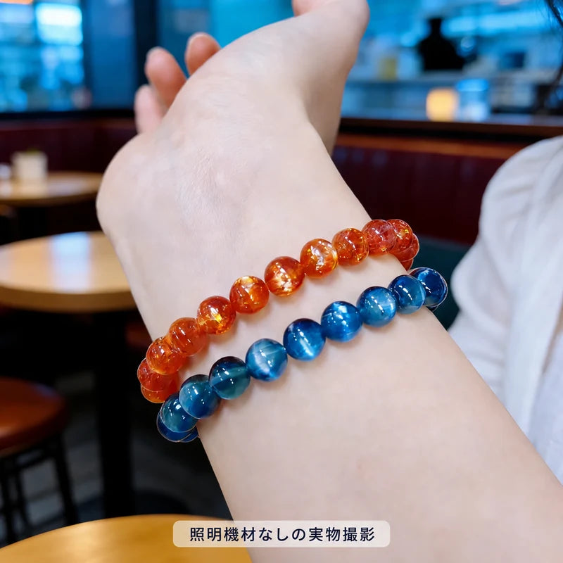 照明機材を使わずに撮影した、ゴールドサンストーンブレスレットを青い丸玉ブレスレットと重ねて着けた写真