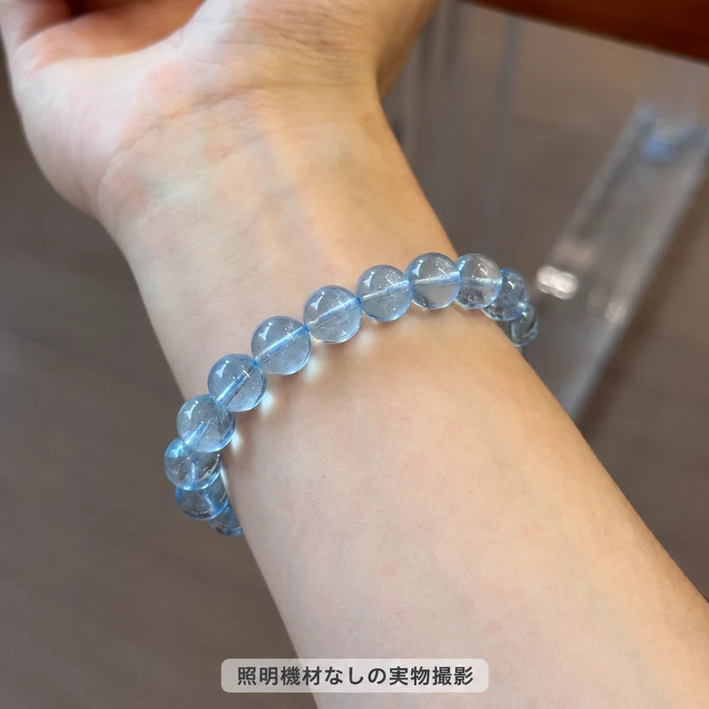照明機材を使わずに撮影した、手首の内側に着けたブルートパーズブレスレットの写真