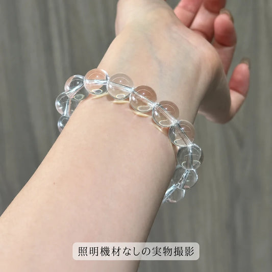 照明機材を使わずに撮影した、手首の内側に着けたクリスタルブレスレットの写真
