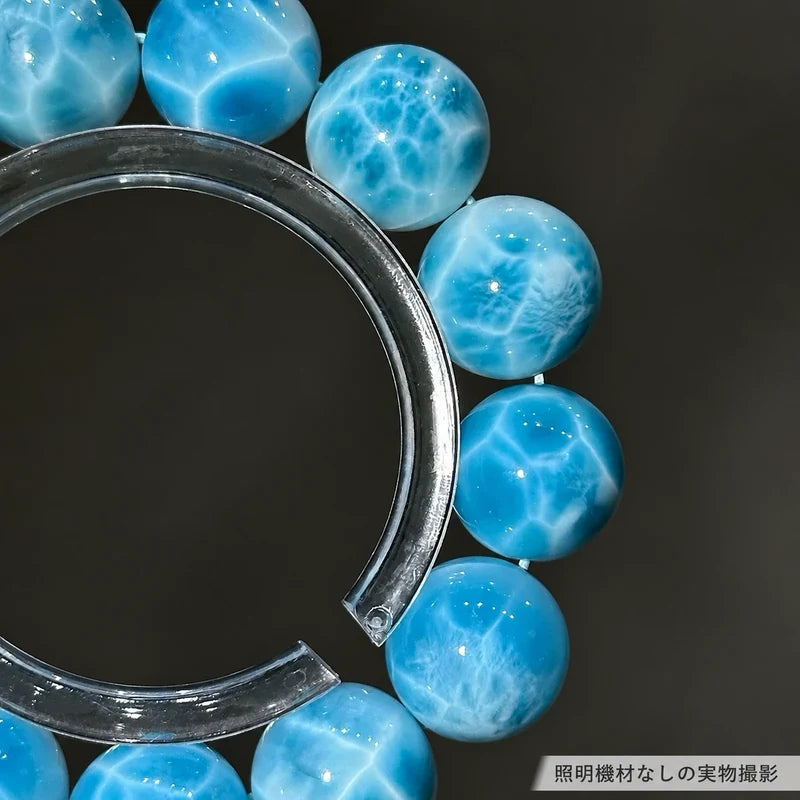 照明機材を使わずに撮影した、ラリマーの丸玉に広がる青と白の模様の拡大写真