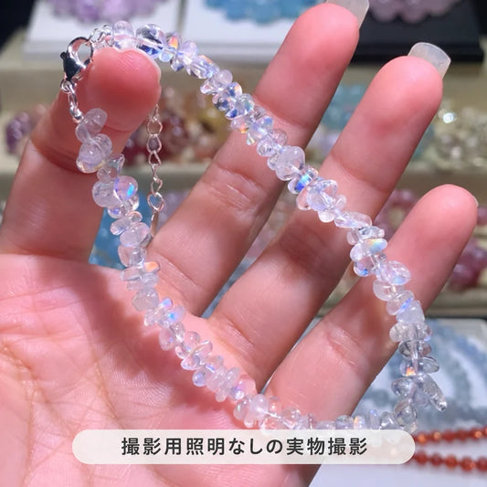 撮影用照明を使わずに撮影した、手のひらに掛けたマダガスカル レインボームーンストーンのさざれ石ブレスレット