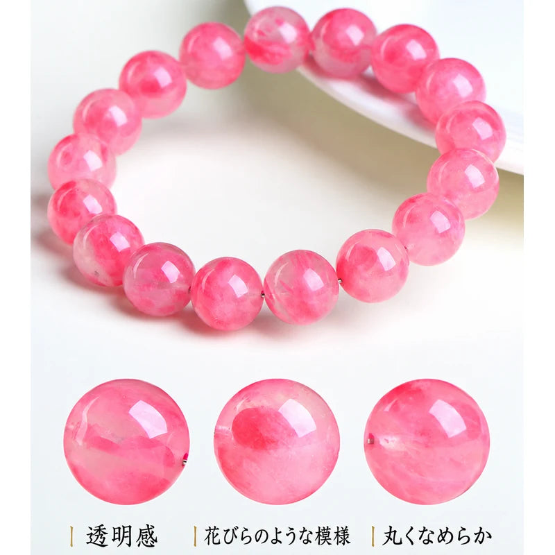 桜雨」ブレスレットの全体と、透明感・花びらのような模様・丸玉の形を紹介する拡大写真