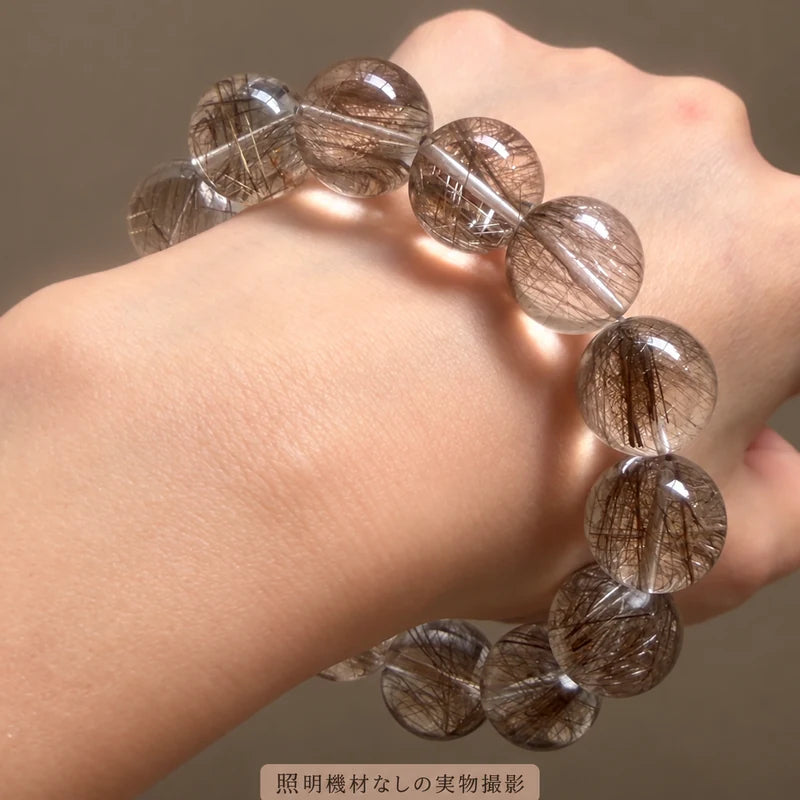 照明機材を使わずに撮影した、手首に着けたシルバールチルブレスレットの写真