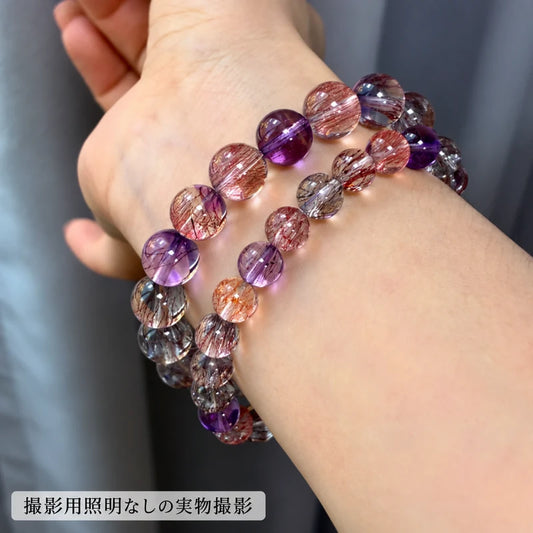 撮影用照明を使わずに撮影した、手首に二本重ねて着けたスーパーセブンブレスレットの写真
