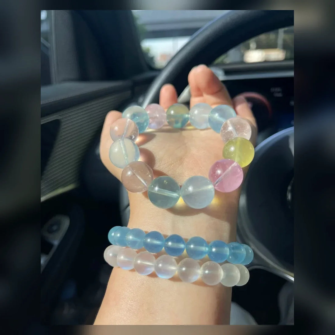 LUNARI モルガナイトブレスレット 淡いピンクカラーの天然石を手元に着用したイメージ