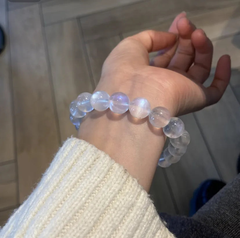 ブルームーンストーンブレスレット 着用イメージ 上品な透明感と青い輝きの天然石アクセサリー