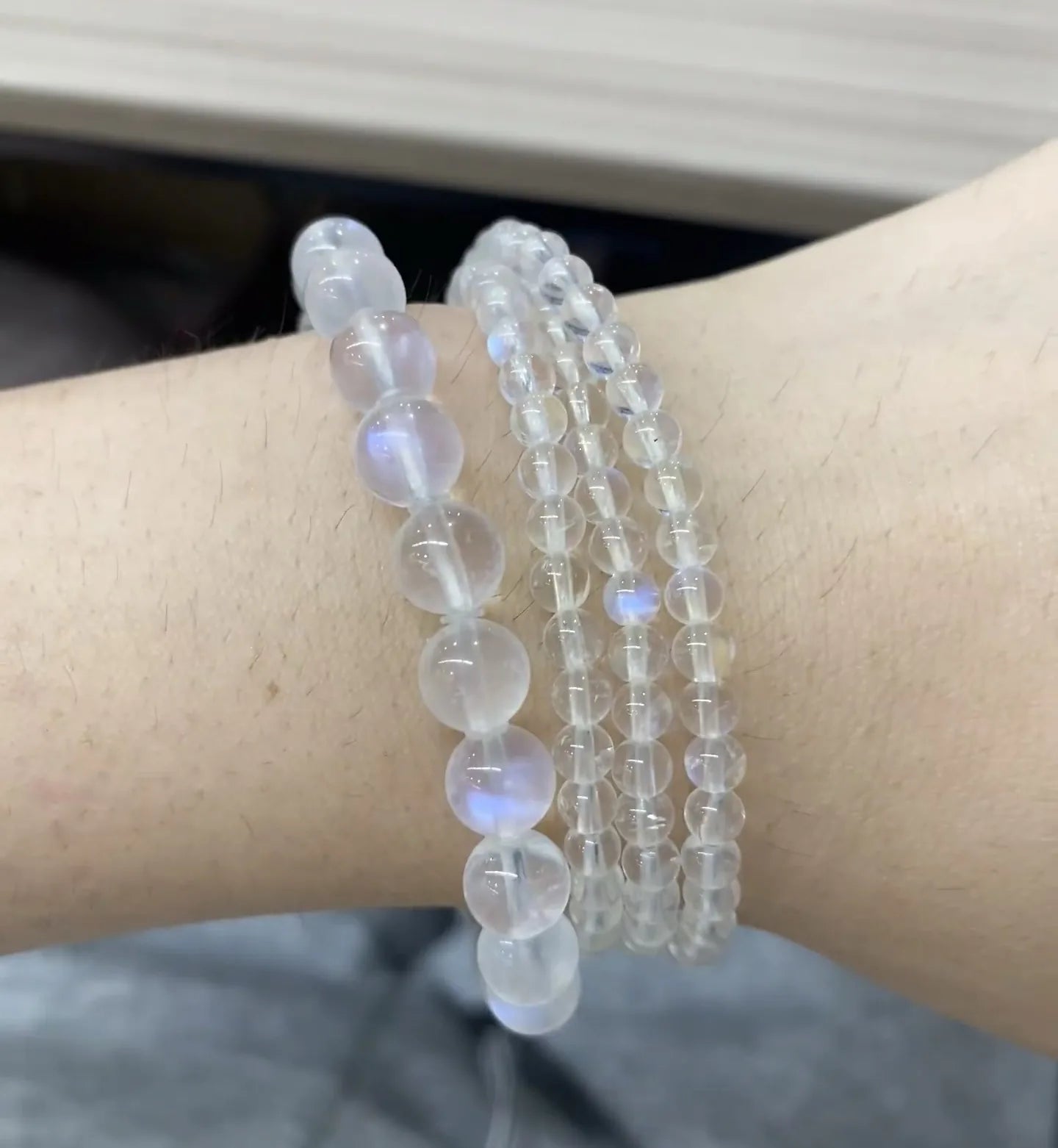 女性の手元に着用したブルームーンストーンブレスレット、日常コーディネートに合わせやすいアクセサリー