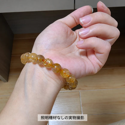 照明機材を使わずに手首の内側から撮影した、ゴールドルチルブレスレットの着用写真
