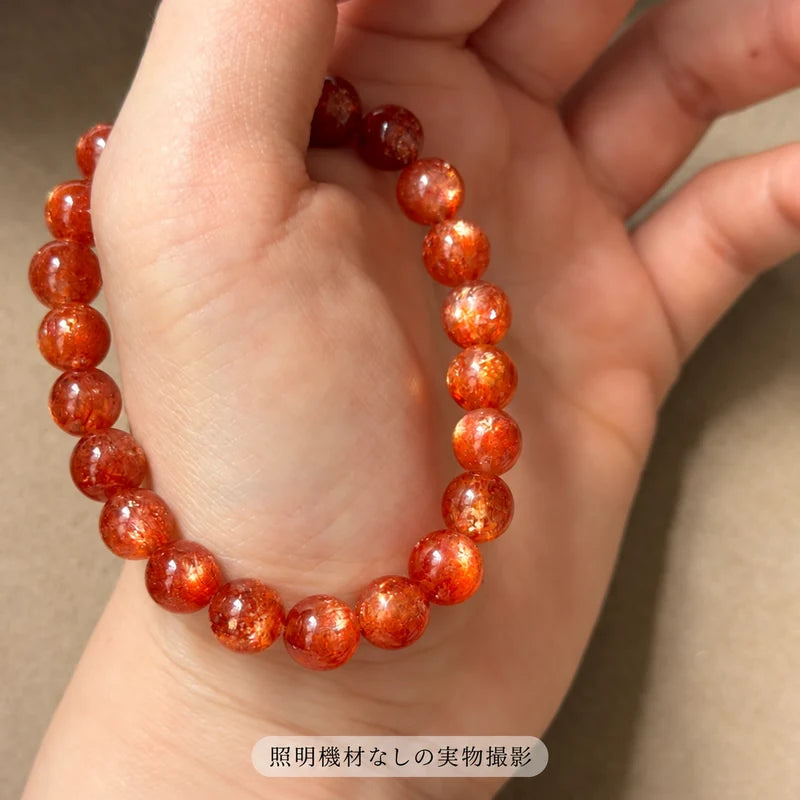 照明機材を使わずに撮影した、手のひらに掛けたゴールドサンストーンブレスレットの実物写真