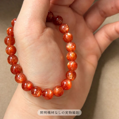照明機材を使わずに撮影した、手のひらに掛けたゴールドサンストーンブレスレットの実物写真