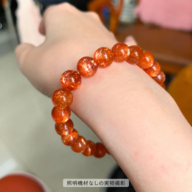 照明機材を使わずに撮影した、手首に着けたゴールドサンストーンブレスレットの全体写真