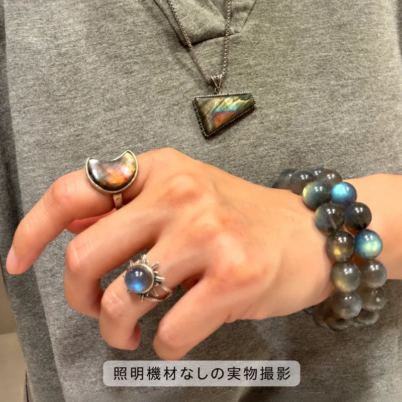 照明機材を使わずに撮影した、ラブラドライトブレスレットをリングやペンダントと合わせた着用写真