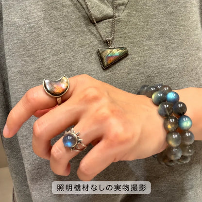照明機材を使わずに撮影した、ラブラドライトブレスレットをリングやペンダントと合わせた着用写真