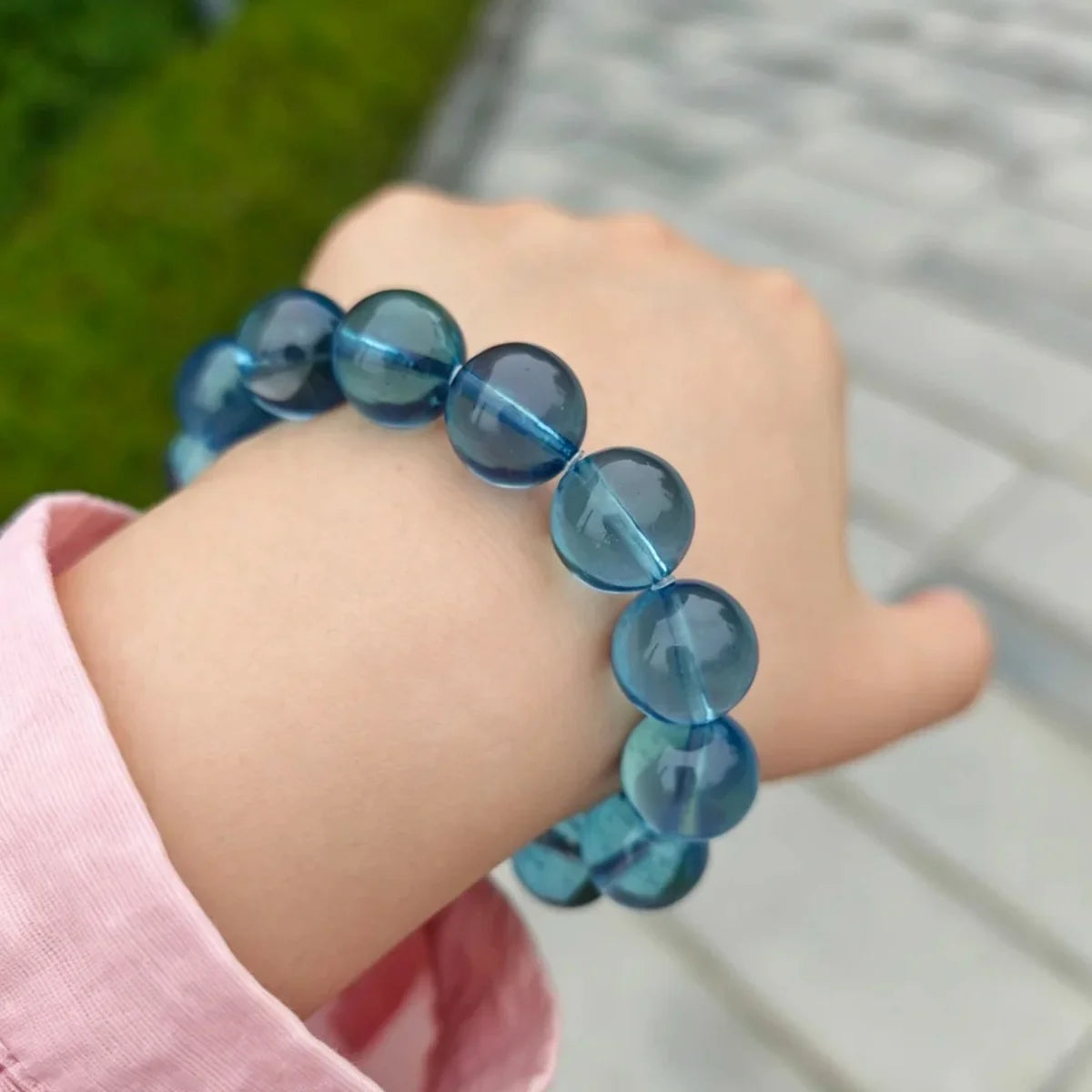 LUNARI アクアマリンブレスレット 手首着用イメージ 透明感のあるブルー天然石アクセサリー