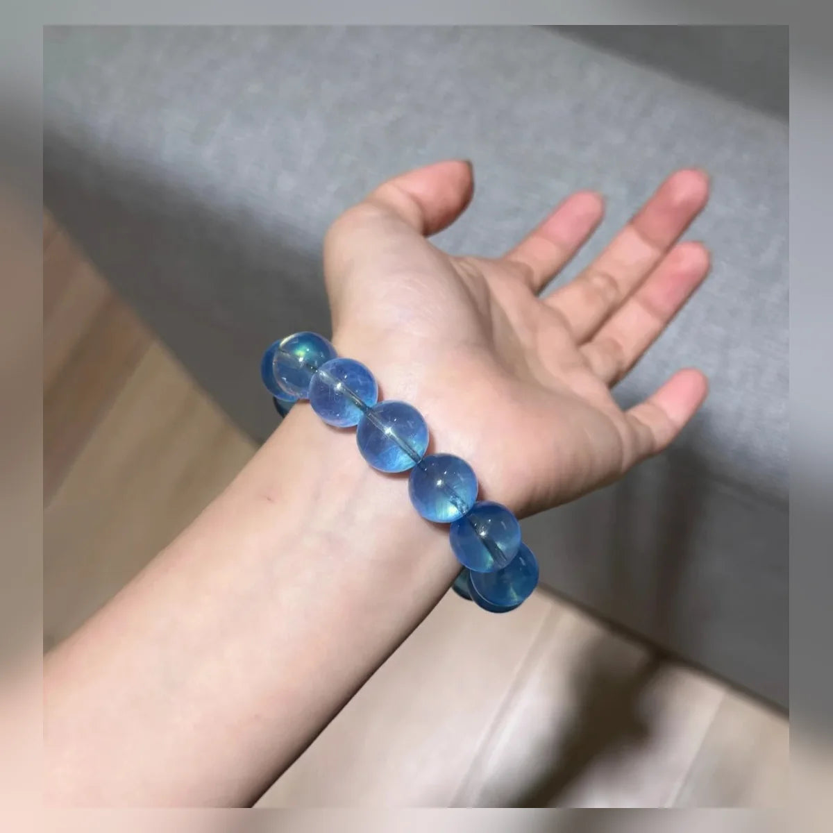 LUNARI アクアマリンブレスレット 透明感のあるブルーを楽しめる着用イメージ