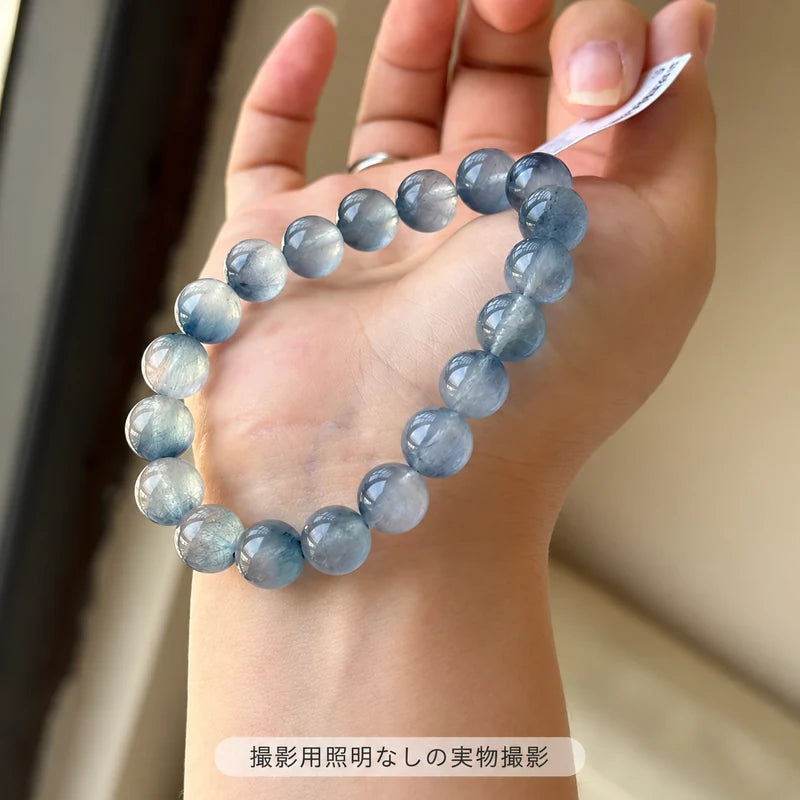 撮影用照明を使わずに撮影した、手のひらに掛けたブルーラビットヘアブレスレットの全体写真