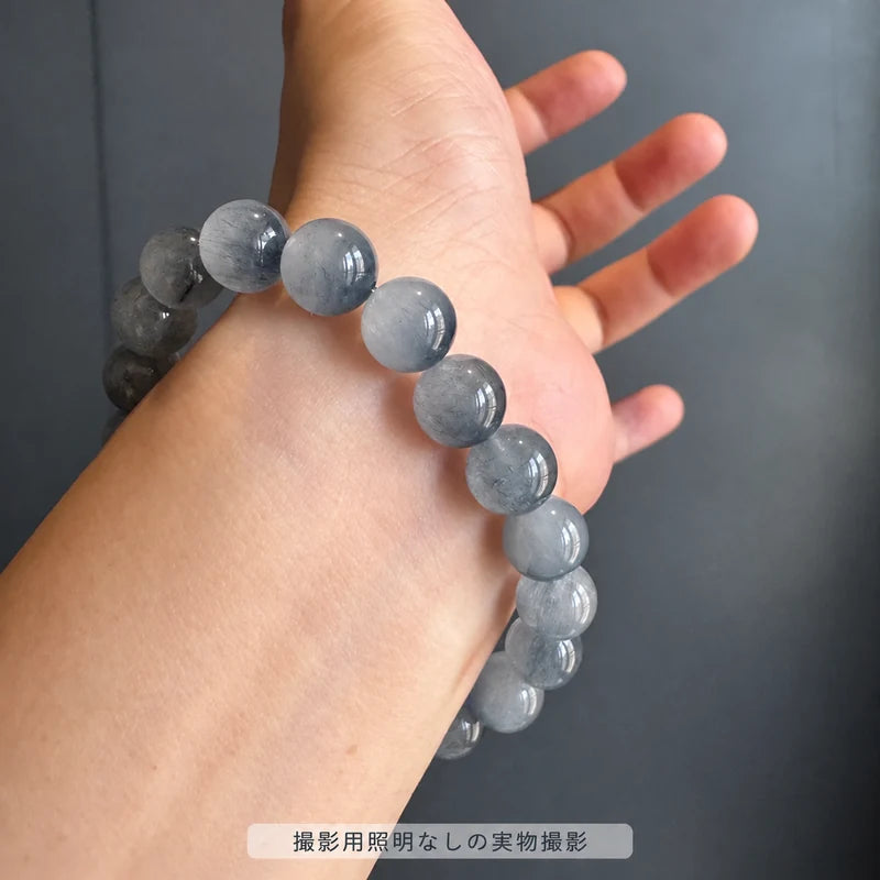 撮影用照明を使わずに撮影した、手首の内側に着けたブルーラビットヘアブレスレットの写真