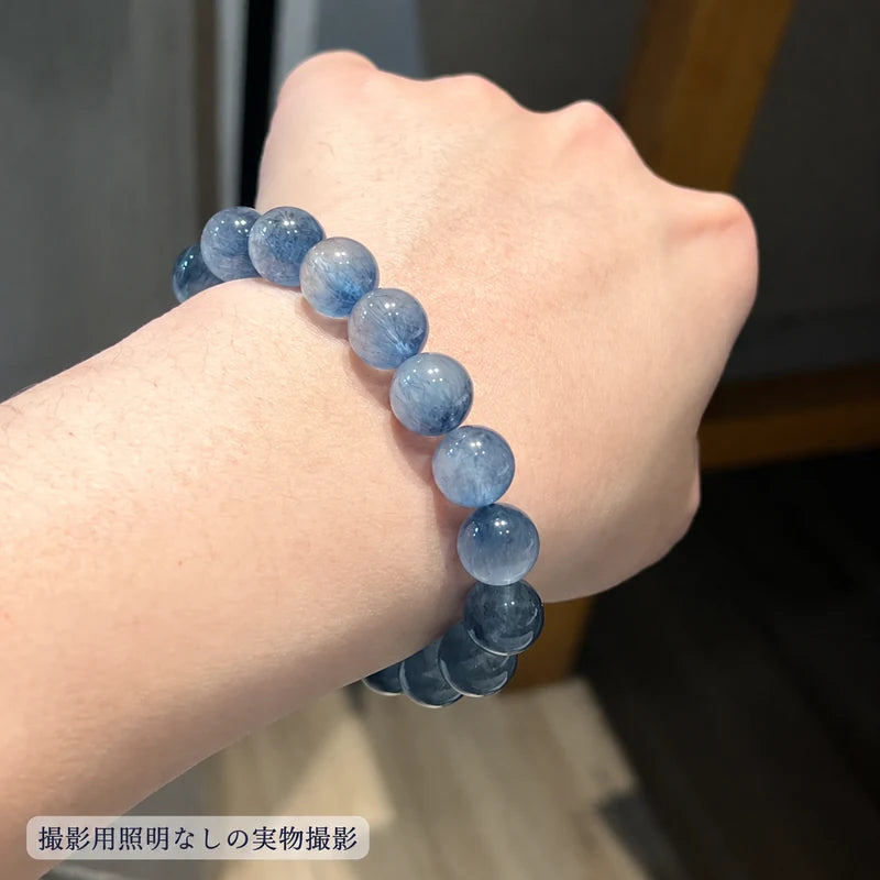 撮影用照明を使わずに撮影した、手首に着けた青灰色のブルーラビットヘアブレスレットの写真