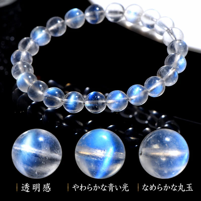 黒い背景に置いた青い輝きのある丸玉ブレスレットと、3種類の珠の拡大写真