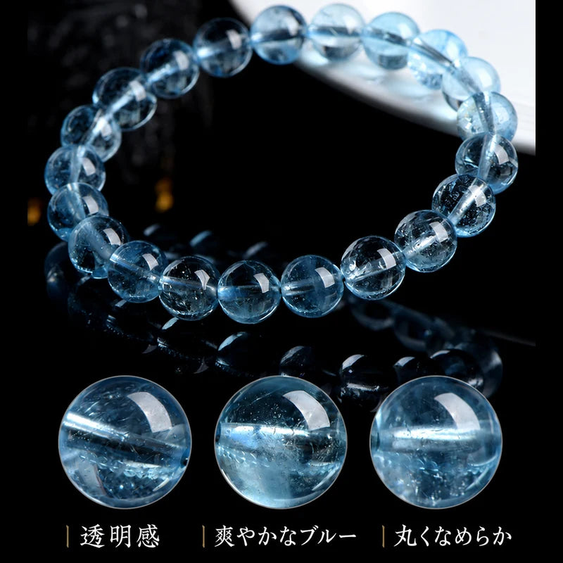 ブルートパーズブレスレットの全体と、透明感・爽やかな青色・丸玉の形を紹介する拡大写真