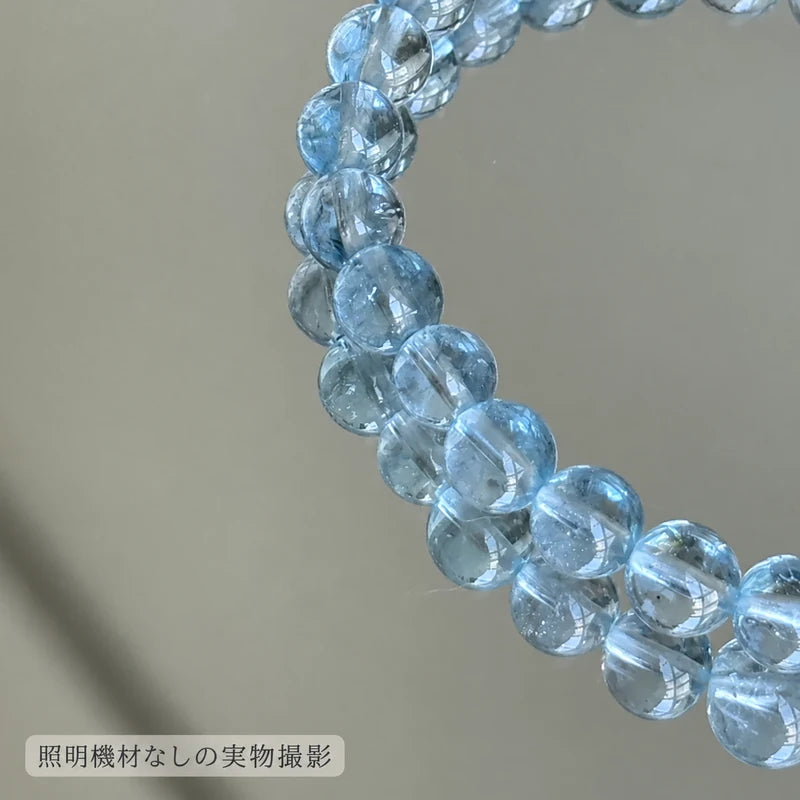 照明機材を使わずに撮影した、ブルートパーズの丸玉の透明感と内部の模様が見える拡大写真