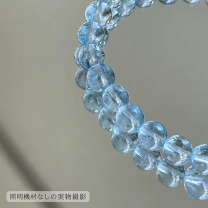 照明機材を使わずに撮影した、ブルートパーズの丸玉の透明感と内部の模様が見える拡大写真