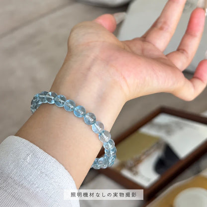 照明機材を使わずに室内で撮影した、淡い色の袖に合わせたブルートパーズブレスレットの着用写真