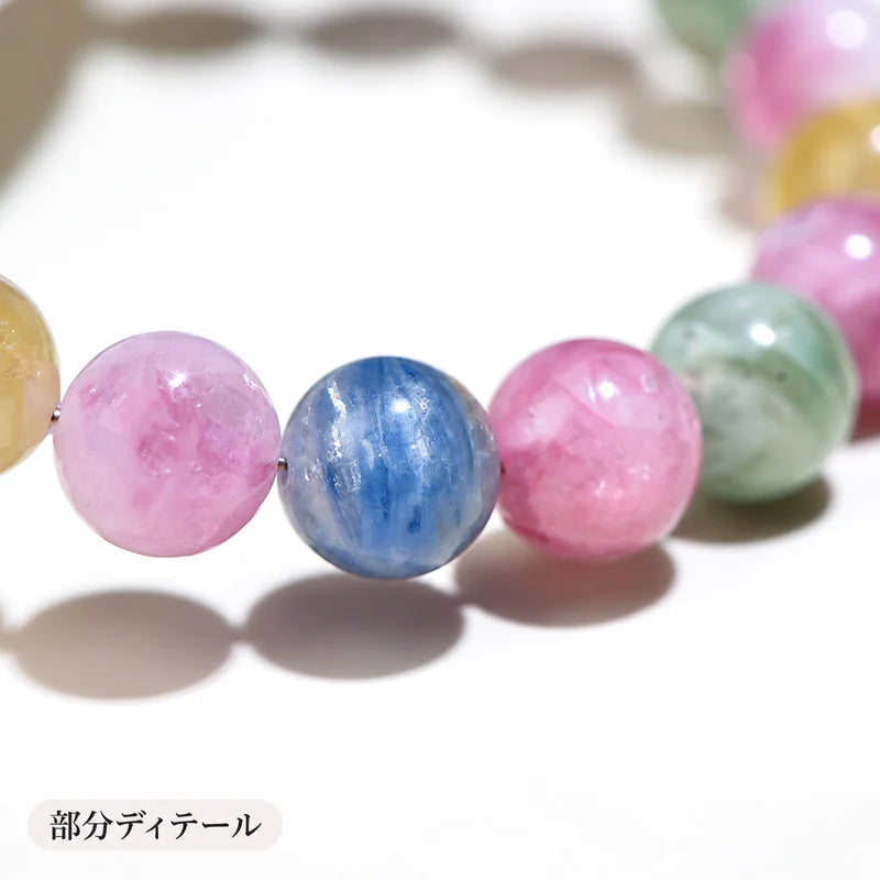 キャンディカラーエメラルドブレスレットのピンク・青・緑の丸玉と内部の模様が見える部分拡大写真