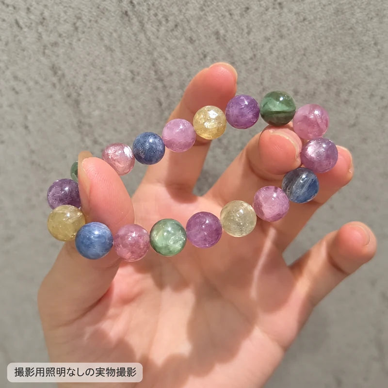 撮影用照明を使わずに撮影した、指に掛けたキャンディカラーエメラルドブレスレットの全体写真