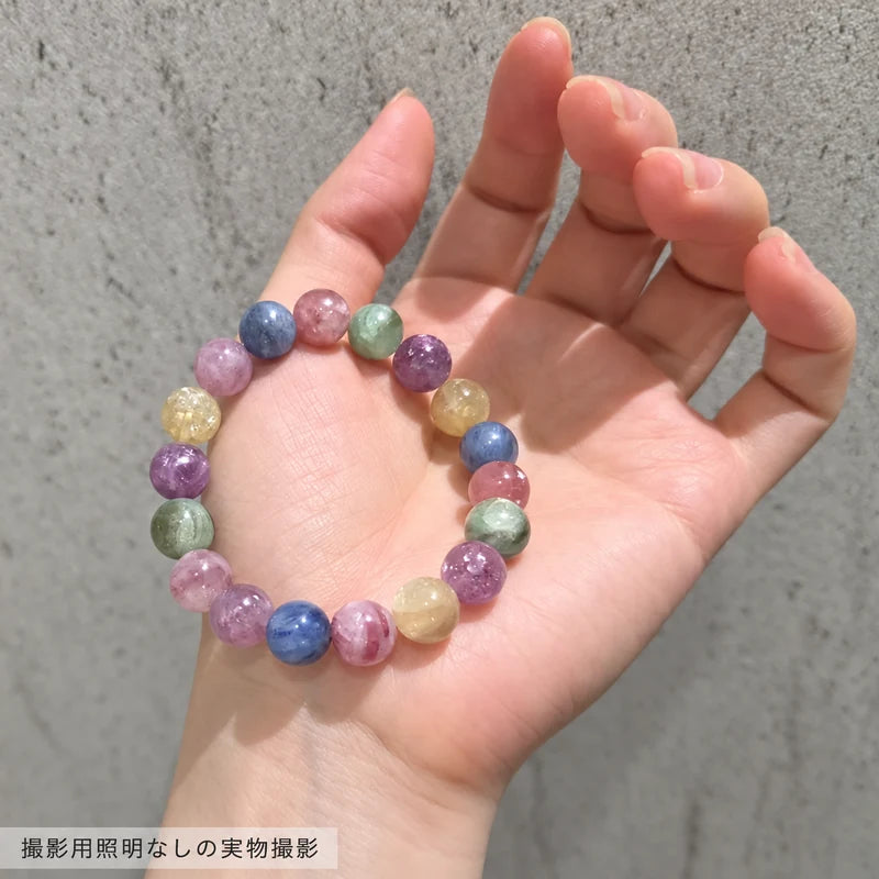 撮影用照明を使わずに撮影した、手のひらに載せたキャンディカラーエメラルドブレスレットの写真