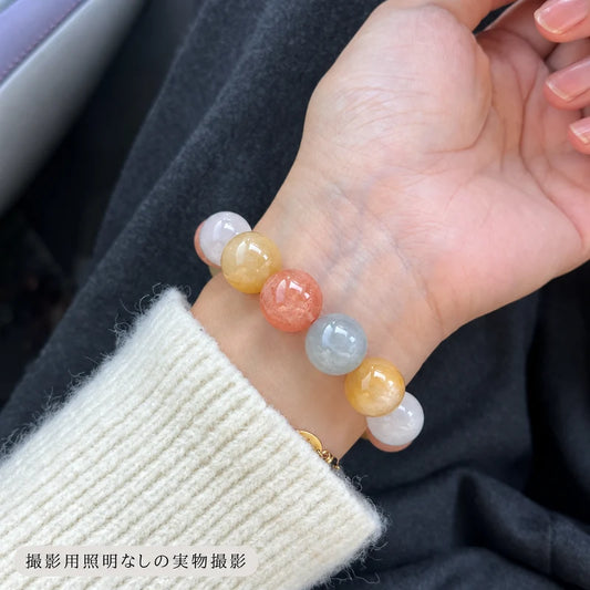 撮影用照明を使わずに撮影した、白いニットに合わせたカラフルラビットヘアブレスレットの着用写真