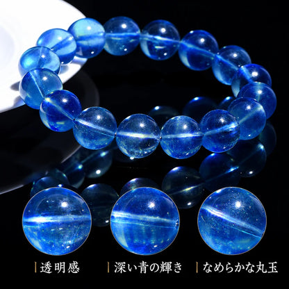 黒い背景に置いた深い青の丸玉ブレスレットと、3種類の珠の拡大写真