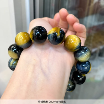 照明機材を使わずに撮影した、手首に着けた大粒のドリームタイガーアイブレスレットの写真