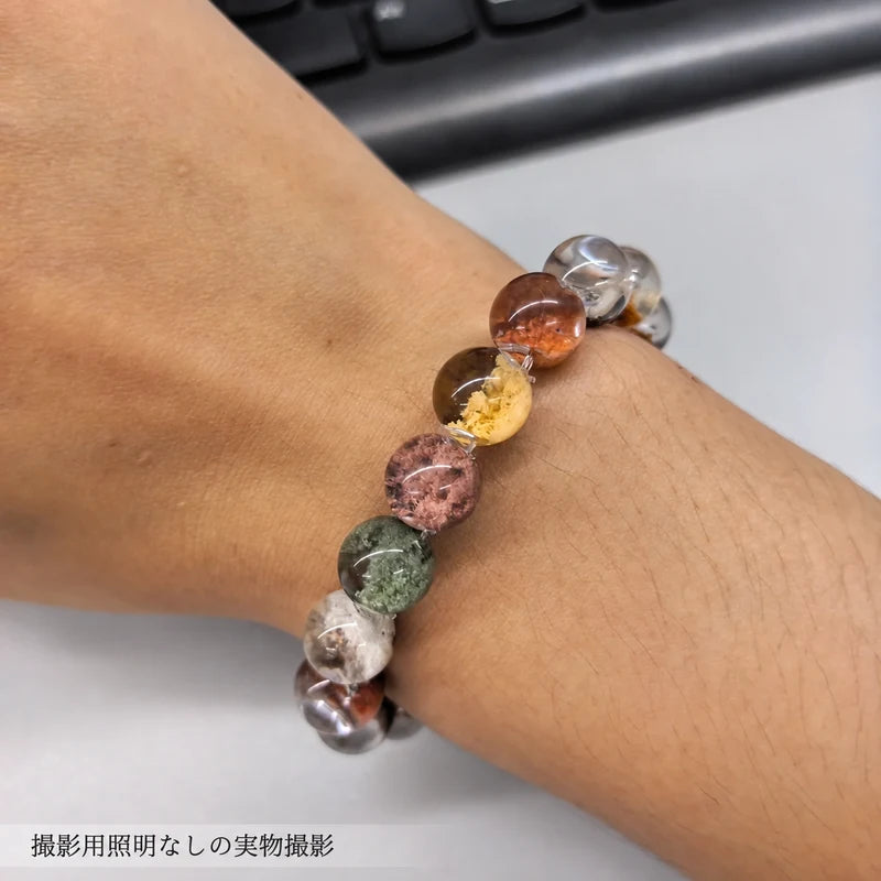 撮影用照明を使わずに撮影した、デスクで手首に着けた四季ガーデンブレスレットの写真