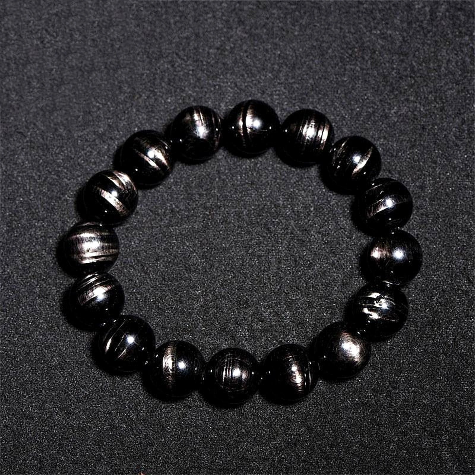 ハイパーシーンの黒に浮かぶ静かな光が美しい天然石ブレスレット LUNARI