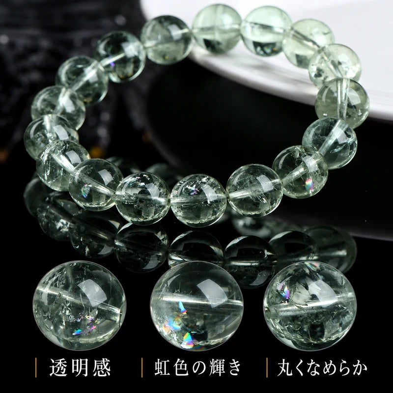 グリーンアゼツライトの透明感、虹色の輝き、丸くなめらかな珠を紹介する拡大写真