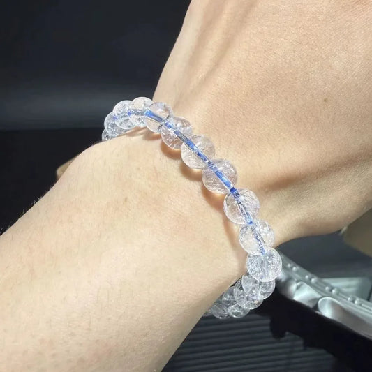 手元を明るく見せるヒマラヤ水晶ブレスレット着用イメージ