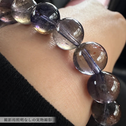 撮影用照明を使わずに撮影した、手首に着けたアイオライトブレスレットの丸玉と内部の模様の拡大写真