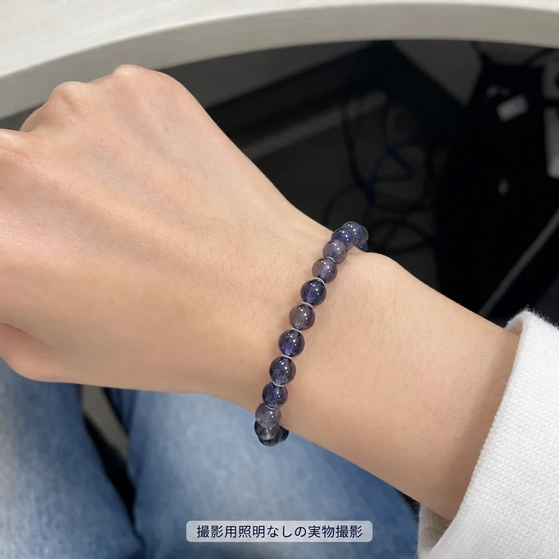 撮影用照明を使わずに撮影した、白い袖に合わせた小粒のアイオライトブレスレットの着用写真