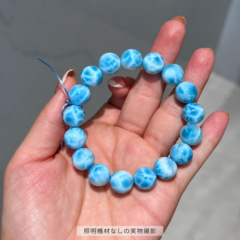 照明機材を使わずに撮影した、手のひらに載せたラリマーブレスレットの全体写真
