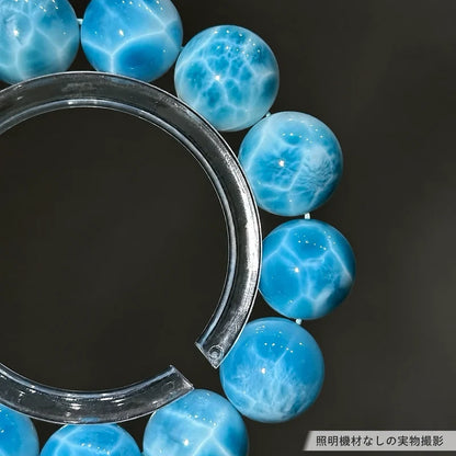照明機材を使わずに撮影した、ラリマーの丸玉に広がる青と白の模様の拡大写真