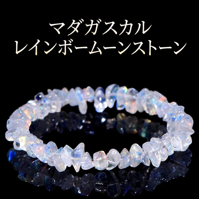 黒い背景に置いた、虹色の輝きが見えるマダガスカル レインボームーンストーンのさざれ石ブレスレット
