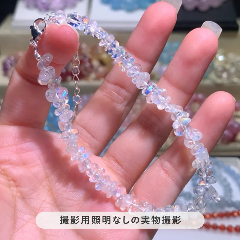 撮影用照明を使わずに撮影した、手のひらに掛けたマダガスカル レインボームーンストーンのさざれ石ブレスレット