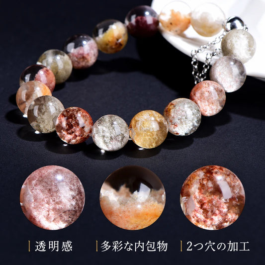 多彩な内包物が見える透明な丸玉ブレスレットと、3種類の珠の拡大写真