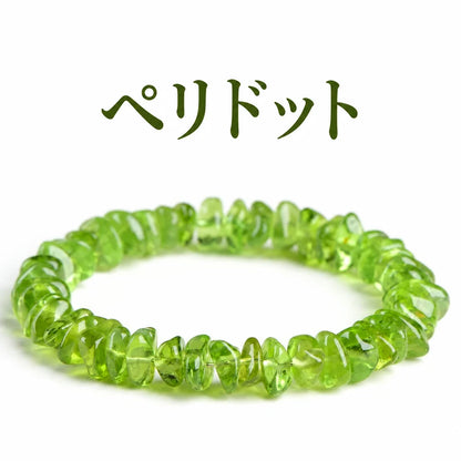 白い背景に置いた、透明感のある明るいグリーンのペリドットさざれ石ブレスレット