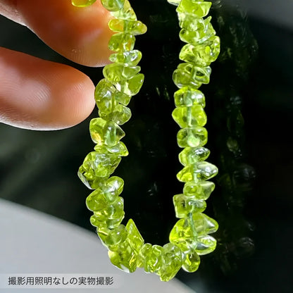 撮影用照明を使わずに撮影した、ペリドットさざれ石ブレスレットの不規則な石粒と明るい緑色の拡大写真