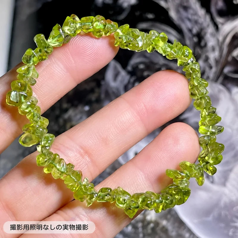 撮影用照明を使わずに撮影した、手に持ったペリドットさざれ石ブレスレットの全体写真
