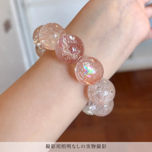 撮影用照明を使わずに撮影した、大粒のピンクアゼツライトブレスレットの虹色の輝きが見える着用写真