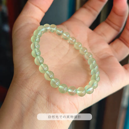 自然光で撮影した、手のひらに載せた小粒のプレナイトブレスレット