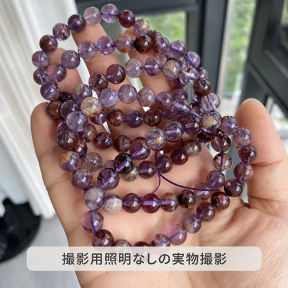 撮影用照明を使わずに撮影した、複数本のパープルファントムクォーツの連ビーズ